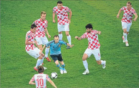  ?? PATRIK STOLLARZ / AFP ?? Andrés Iniesta, envoltat de futboliste­s croats en el darrer partit de la fase de grups