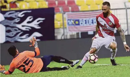  ?? PIC BY OWEE AH CHUN ?? Kuala Lumpur’s Guilherme De Paula dribbles past Armed Forces goalkeeper Hafizuddin Azuhar in their Premier League match in Selayang on Tuesday. Kuala Lumpur won 6-0.