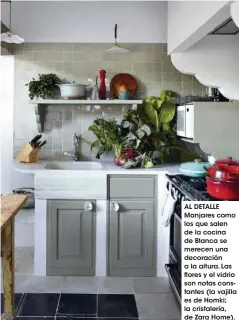  ??  ?? AL DETALLE Manjares como los que salen de la cocina de Blanca se merecen una decoración a la altura. Las flores y el vidrio son notas constantes (la vajilla es de Homki; la cristalerí­a, de Zara Home).