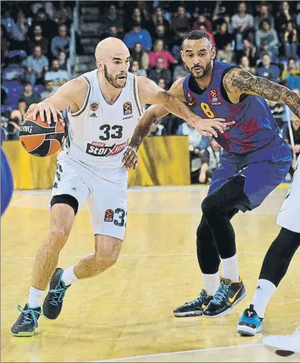  ?? FOTO: MANEL MONTILLA ?? Nick Calathes intenta superar a Hanga