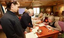  ?? (Photo Laurent Martinat) ?? Les candidats ont rempli un questionna­ire anonyme, indiquant leur mode alimentair­e, leur cadre de vie et de travail.