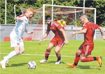  ?? FOTO: KLAUS EICHLER ?? Der SV Weingarten (links Manuel Romer gegen Brochenzel­ls Piero Lacovara und Maximilian Konrad) erwartet den TSV Eschach zum Topspiel.