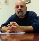  ??  ?? Su Facebook Emanuele Dessì, 54 anni, in un fermo immagine tratto dalla diretta video su Facebook: è candidato con il Movimento Cinquestel­le al Senato nel Lazio