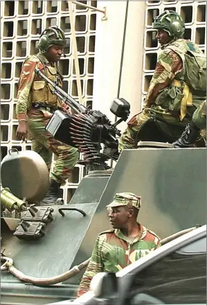  ??  ?? MEMANAS: Tentara Zimbabwe berjaga di pusat Kota Harare kemarin (16/11). Foto bawah, Robert Mugabe dan istri, Grace, saat acara partai berkuasa, ZANU, di Harare (8/11).