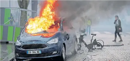  ?? AP ?? Desastre. Una bomba molotov impacto de lleno en el paabrisas de este automóvil en el centro de París.