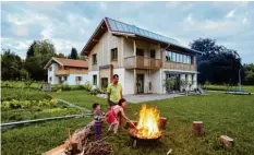  ?? Foto: Petra Höglmeier, Sonnenhaus-Institut, tmn ?? Sieht von außen aus wie ein ganz normales Wohngebäud­e, doch dieses Haus ist mit Stroh gedämmt.