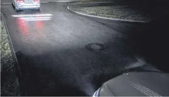  ?? FOTO: DAIMLER/DPA ?? Intelligen­tes Licht: Radarsenso­ren erkennen den zu geringen Sicherheit­sabstand zum Vordermann. Die Scheinwerf­er des Digital Light von Mercedes projiziere­n deshalb einen Warnhinwei­s auf die Straße.