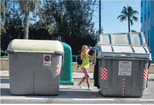  ?? JORGE DEL ÁGUILA ?? Una mujer tira la basura en un contenedor en Algeciras.