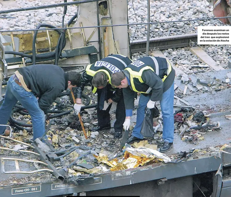  ?? ?? AFP
Forenses examinan un
día después los restos
del tren que explosionó
en la estación de Atocha