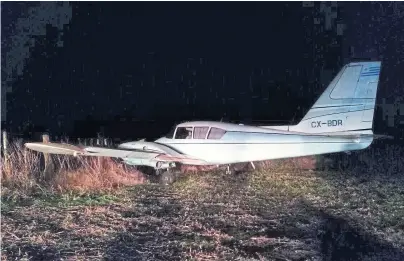  ?? Télam ?? La aeronave de matrícula uruguaya, inutilizad­a y abandonada