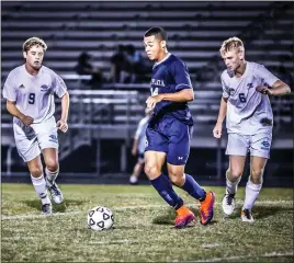  ?? PHOTO BY DARNELL MARBURY ?? La Plata’s Dylan Ogletree dribbles up field as he is defended by Huntingtow­n’s Joseph Rothbaum and Brian Smith in Tuesday night’s SMAC nondivisio­n boys soccer contest. La Plata won 1-0.