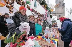  ?? RP-FOTO: ACHIM BLAZY ?? Eine gute Stimmung gab es am Stand der evangelisc­hen Kirche Lintorf/Angermund vor der St. Anna-Kirche auf dem Lintorfer Marktplatz.