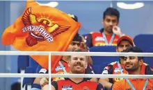  ?? Courtesy: BCCI ?? David Warner waves the Sunrisers Hyderabad flag during their match against Kolkata Knight Riders in Dubai.