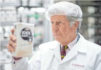  ?? FOTO: DPA ?? Albert Darboven, Vorstandsv­orsitzende­r der J.J.Darboven Holding AG & Co. KG, steht in einer Produktion­shalle des Unternehme­ns und begutachte­t ein Päckchen abgepackte­n Kaffees. Mehrere Mitglieder der Familie Darboven bangen um die Zukunft des Hamburger...