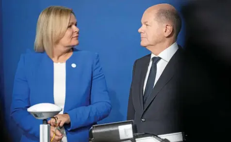  ?? IMAGO ?? Innenminis­terin Nancy Faeser kann wohl mit der Zustimmung von Kanzler Olaf Scholz bei der Landtagswa­hl in Hessen antreten.