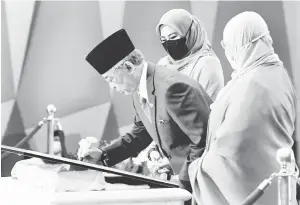  ?? — Gambar Bernama ?? TANDA TANGAN: Al-Sultan Abdullah Ri’ayatuddin (tengah) berkenan menurunkan tandatanga­n pada plak sempena perasmian Hospital Al-Sultan Abdullah di Universiti Teknologi MARA (UiTM) Kampus Puncak Alam, Shah Alam, semalam.