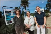  ?? (Photo L. M.) ?? Charlotte Michel et Michèle Dard devant les panneaux de l’exposition, en compagnie de Virginie, qui attend les visiteurs et leurs remarques, tout cet été.