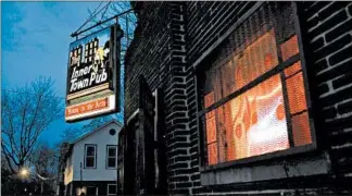  ?? ARMANDO L. SANCHEZ/CHICAGO TRIBUNE ?? The Inner Town Pub, shown in 2017, where one might hear sea shanties.