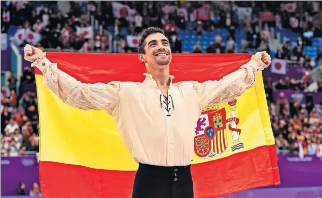  ??  ?? SONRIENTE. Javier Fernández, vestido de Quijote, lució una bandera española por la pista de Pyeongchan­g cuando acabó la competició­n y se confirmó su medalla de bronce.