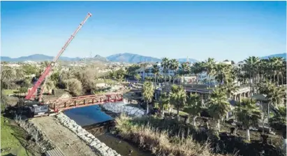  ?? Foto: Rathaus ?? Installati­on der Brücke am Aroyo Taraje, die den Küstenwand­erweg verlängern wird.