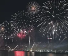  ?? Khushnum Bhandari / The National ?? Crowds gathered on the Abu Dhabi Corniche for the capital’s fireworks show