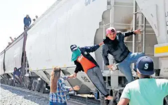  ?? SOFY RAMÍREZ ?? Fenómeno migrante genera afectacion­es al gremio ferrocarri­lero