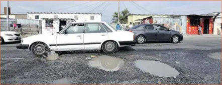  ?? Isithombe: Leon Lestrade ?? AMA-POTHOLES emgwaqweni angadala umonakalo omkhulu emotweni ngaphandle kokuqhumis­a amasondo