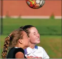  ?? BOB RAINES — DIGITAL FIRST MEDIA ?? Souderton’s Sara Readinger and Pennridge’s Maddie Anderson battle for a headball Tuesday.