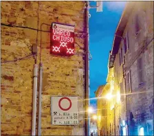  ??  ?? Incompresi­oni superate Queste ora le segnalazio­ni sui led dei varchi nel centro storico, con le indicazion­i sull’accesso