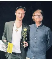  ??  ?? Henning Kallweit (l.) bekam einen Oscar als Bester Schauspiel­er; er glänzte in den „Räubern“und bei Spamalot. Sein Laudator war Johannes Floehr; er würdigte Kallweit mit Witz und Esprit.