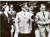  ?? FOTO: DPA ?? Adolf Hitler bei den Bayreuther Festspiele­n
1938, mit Winifred Wagner (links) und ihrem Sohn Wieland (rechts).