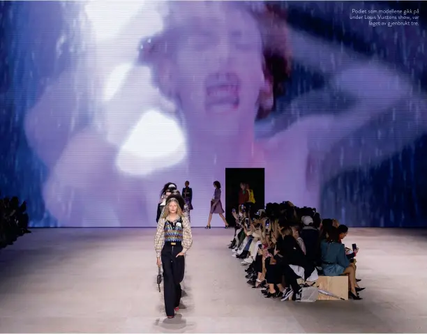  ??  ?? Podiet som modellene gikk på under Louis Vuittons show, var laget av g jenbrukt tre.