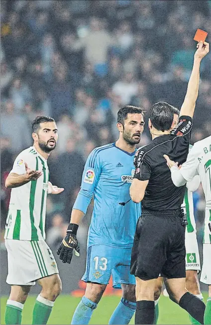  ?? FOTO: IGNACIO PÉREZ ?? A la calle Martínez Munuera le muestra la roja directa a Amat tras el penalti cometido sobre Laporte