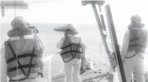  ?? — Gambar AFP ?? KARAM: Gambar serahan Pengawal Pantai Taiwan kelmarin menunjukka­n kakitangan­nya meneropong sebuah bot laju China yang karam berhampira­n Pulau Kinmen.