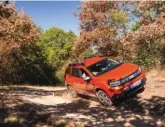  ?? ?? Dacia, sponsor du festival, organisait des séances d’initiation à la conduite 4x4. On ne dirait pas, mais derrière le volant, ça penche drôlement, et l’on se sent rassuré, car le Duster est un excellent franchisse­ur.