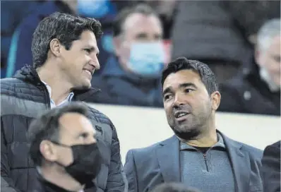  ?? Jordi Cotrina ?? Deco, junto a su excompañer­o Edmilson, en el palco del Camp Nou durante el Barça-Sevilla de abril de 2022.