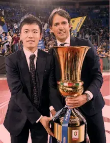  ?? GETTY ?? Feeling Steven Zhang, 31, e Simone Inzaghi, 46, con la Coppa Italia