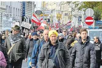  ?? ?? 1.700 Demonstrie­rende starteten in der Mariahilfe­r Straße, später waren es 2.500 Teilnehmer