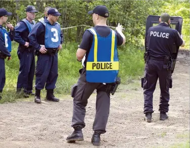  ??  ?? Les candidats doivent effectuer une partie du parcours physique avec un masque à gaz. Déjà essoufflés par les épreuves, ils ont ainsi plus de difficulté à respirer. Ils doivent aussi porter un bouclier d’une seule main – avec leur arme dans l’autre –...