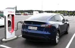  ?? ?? Tesla Model Y blev Danmarks mest solgte bil sidste år. Nu fås den med et billån til 1,99 pct. Foto: Christian Schacht