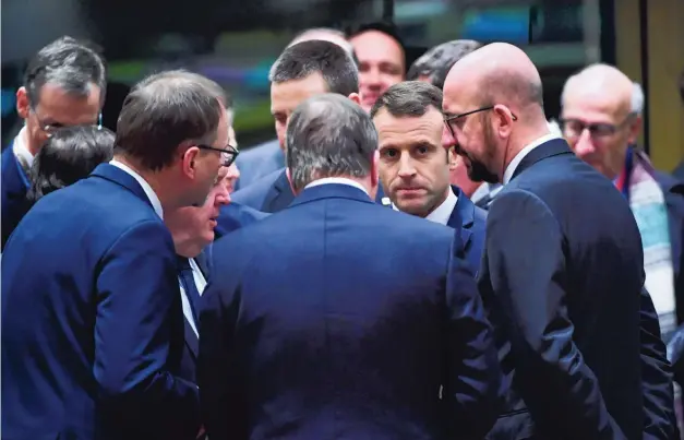  ??  ?? De Franse president Emmanuel Macron met Europese leiders deze week tijdens de EU-top in Brussel.