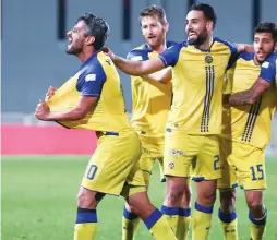  ?? (Danny Maron) ?? MACCABI TEL AVIV striker Barak Itzhaki (left) celebrates with teammates after scoring his team’s second goal in last night’s 3-1 win over Hapoel Ashkelon.