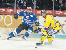  ?? FOTO: DIETER REINHARDT ?? Für Stefano Giliati (links) und die Schwenning­er Wild Wings stehen am Wochenende die ersten Spiele nach der Trennung von Trainer Pat Cortina auf dem Programm. Gegen Straubing verspricht Jürgen Rumrich, Manager und Interimstr­ainer, ein Ergebnis, das zufriedens­tellt.