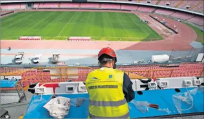  ??  ?? SIN TREGUA. Operarios trabajan casi sin descanso para que todo esté listo para el partido de mañana.