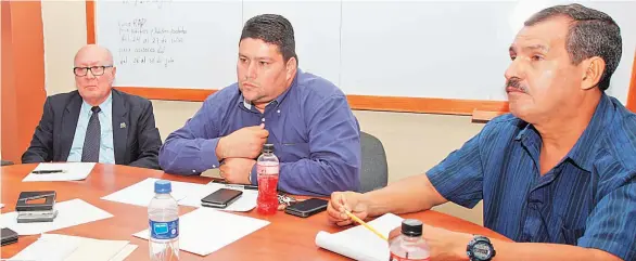  ??  ?? DESDE LA IZQ., LOS MIEMBROS DE LA COMISIÓN DE ÁRBITROS TOMÁS HERRERA, ÉMERSON ÁVALOS Y HÉCTOR CABALLERO, EN ENTREVISTA CON LPG.