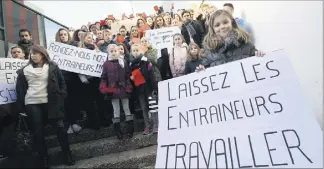  ?? (Photo François Vignola) ?? Les sportifs licenciés « frondeurs» et privés d’entraîneme­nt se sont rassemblés, samedi matin devant le gymnase Thérèse-Roméo.