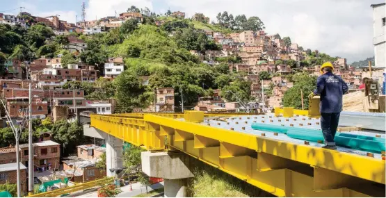  ?? FOTO EDWIN BUSTAMANTE ?? El ancho del puente que unirá a Robledo y El Pesebre (foto) varía entre 5 y 11 metros. Tendrá carril de ciclorruta.