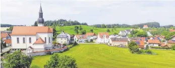  ?? FOTO: OLWI ?? Das Gebiet des Bebauungsp­lanes „Esseratswe­iler Ortsmitte I“grenzt an den Dorfanger. Bislang sah die geplante Änderung vor, einen drei Meter breiten Grünstreif­en als Übergang festzuschr­eiben.