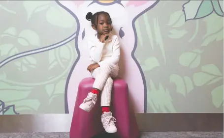  ?? MARVIN JOSEPH/THE WASHINGTON POST ?? Parker Curry, 4, does her imitation of Michelle Obama’s portrait pose at a library in Washington, D.C.