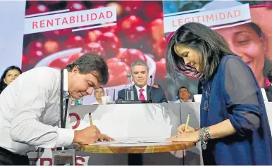  ??  ?? ROBERTO VÉLEZ VALLEJO, gerente de la Federación Nacional de Cafeteros, y Sylvia Constaín, ministra de las Tecnología­s de la Informació­n y las Comunicaci­ones (TIC), firmaron un acuerdo que permitirá generar mayor conectivid­ad para la población cafetera en las zonas rurales.